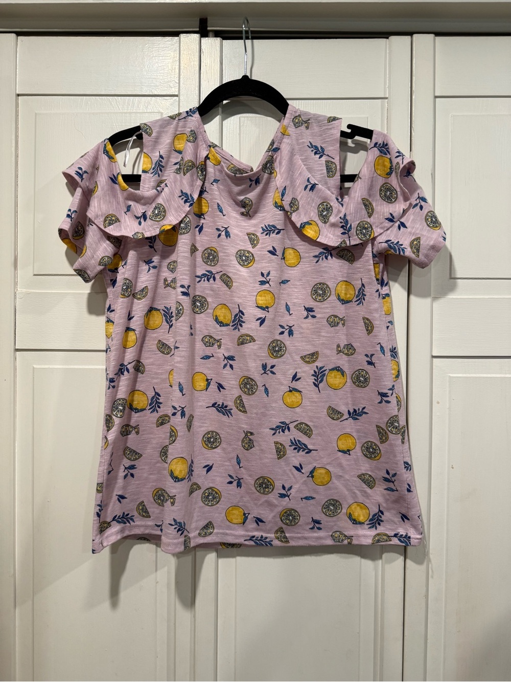 Cold‎ shoulder top size medium EUC